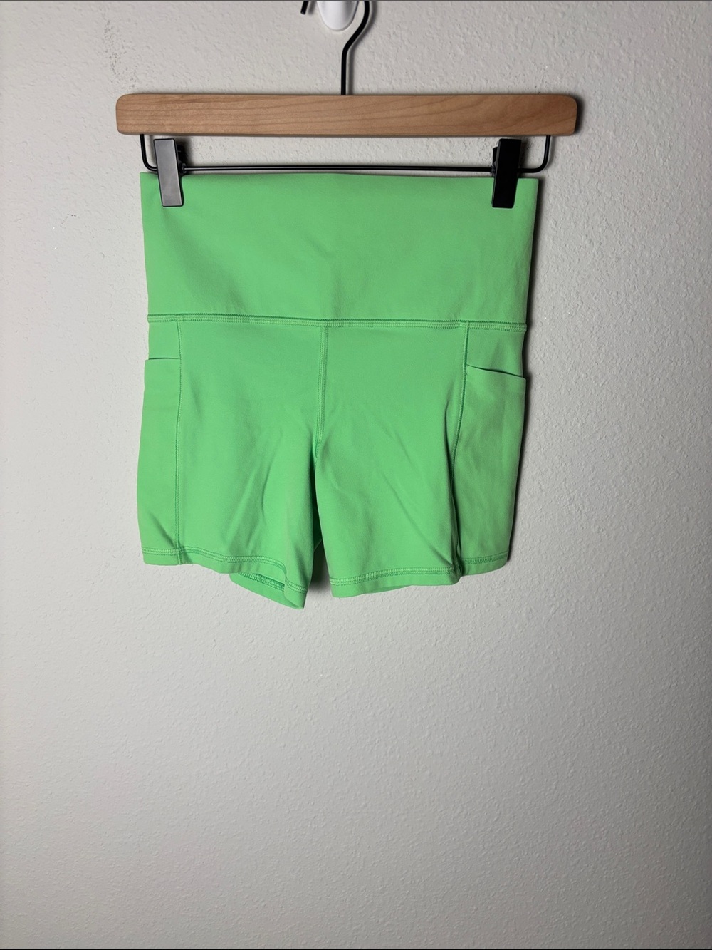 Athleta Salutation Stash High Rise 5" Short Palmetto Green S/531302